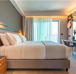 3 bedroom penthouse apartment with pool in Chania town, sleeps 6